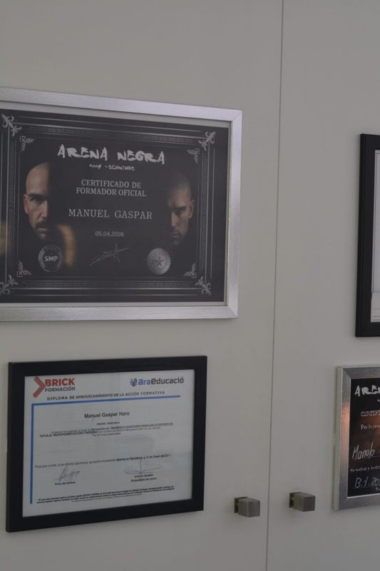 Diplomas de Manolo Gaspar en la pared del estudio