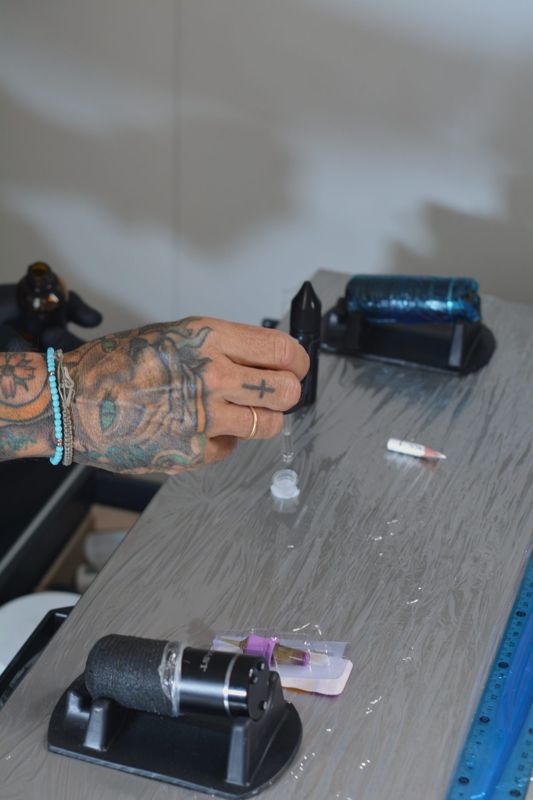 Mesa de trabajo preparada antes de una cita