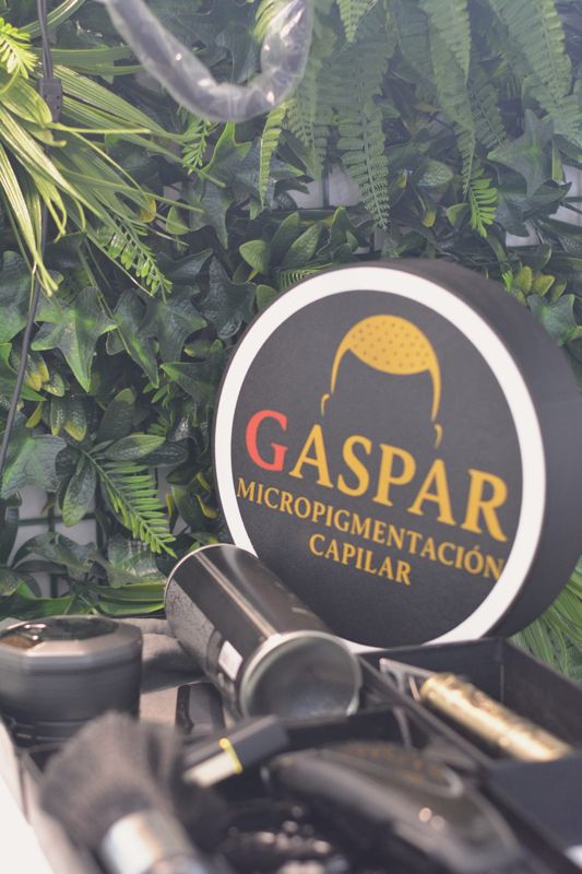 Cartel de Gaspar Micropigmentación Capilar entre plantas